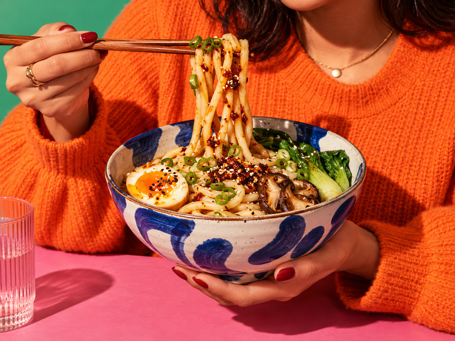 Noodles con verdure sollevati con le bacchette